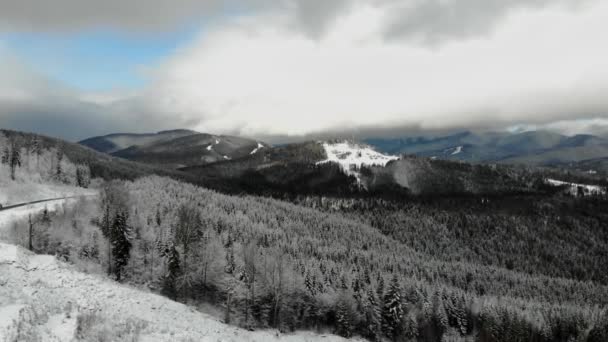 Sunny Day Snow Covered Carpathian Mountains Clouds Clear Sky — Vídeo de stock