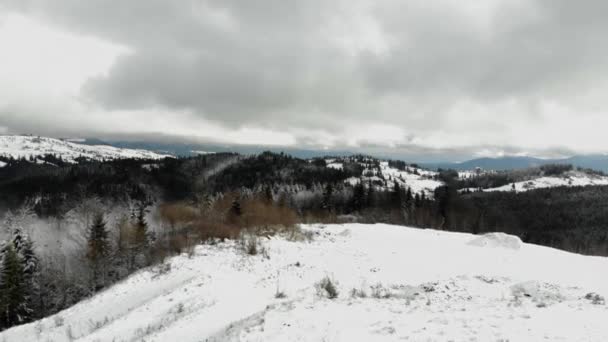 Día Soleado Las Montañas Cárpatos Cubiertas Nieve Nubes Sobre Cielo — Vídeos de Stock