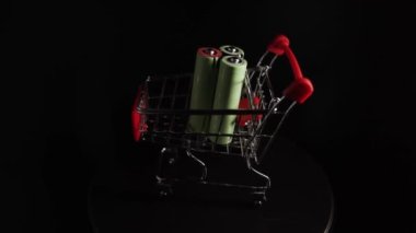 Bir alışveriş arabasındaki şarj edilebilir piller siyah bir arka planda döner.