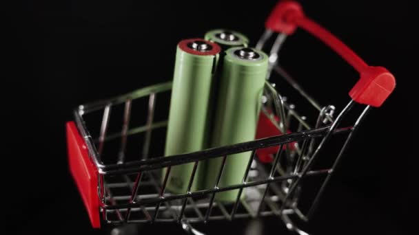 Bir Alışveriş Arabasındaki Şarj Edilebilir Piller Siyah Bir Arka Planda — Stok video