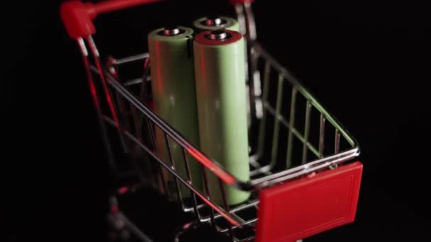 ショッピングトロリーの二次電池は黒の背景で回転します — ストック動画