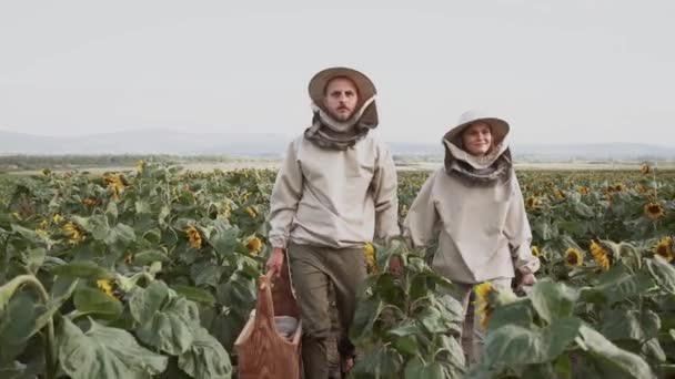 Νεαροί Μελισσοκόμοι Εργάζονται Μέλισσες Στο Μελισσοκομείο Και Τρώνε Μέλι — Αρχείο Βίντεο