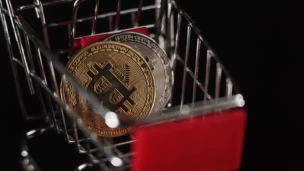 Nahaufnahme Von Goldenen Bitcoins Oder Kryptowährungsmünzen Oder Symbolen Warenkorb Auf — Stockvideo