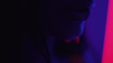 Ultraviyole ışıkta uzun saçlarıyla dans eden güzel bir kız.