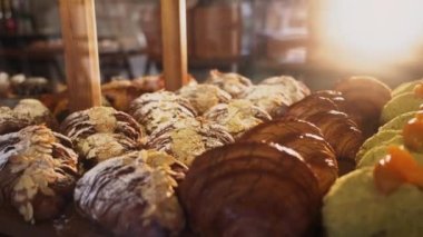 Kruvasanlar, ticari bir mutfakta kahvaltıda müşteriler için fırından çıktıktan sonra tepside. Fırında taze kruvasan satılıyor.