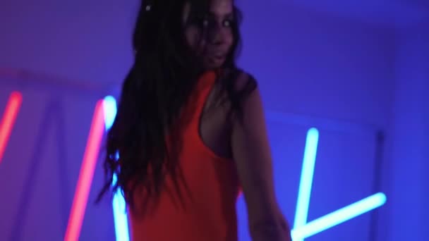 Schoonheid Model Meisje Met Lange Vliegende Haar Dansen Licht — Stockvideo