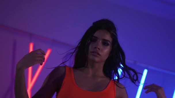 Schönheit Modell Mädchen Mit Langen Fliegenden Haaren Tanzen Licht — Stockvideo