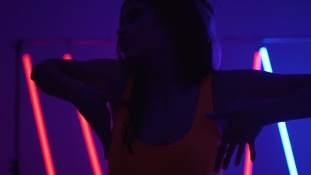 Красуня Модель Дівчина Довгим Літаючим Волоссям Танцює Світлі — стокове відео