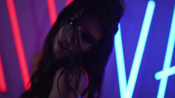 Девушка Модель Длинными Летящими Волосами Танцует Ультрафиолетовом Свете — стоковое видео