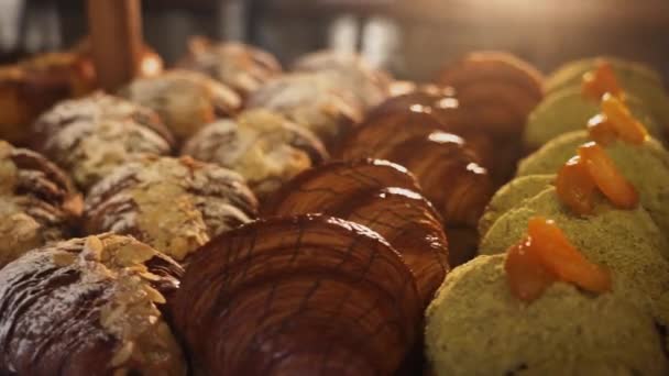 Croissants Estão Bandeja Depois Deixar Forno Para Clientes Café Manhã — Vídeo de Stock
