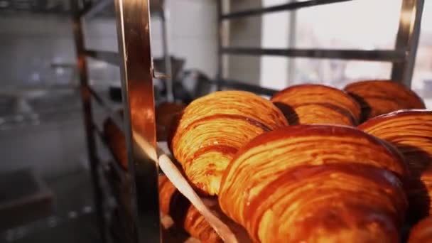 Croissants Zijn Schaal Het Verlaten Van Oven Voor Klanten Het — Stockvideo