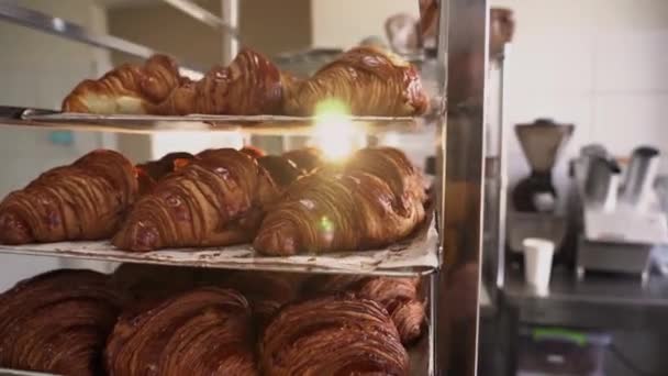 Croissants Tacy Opuszczeniu Piekarnika Dla Klientów Śniadanie Komercyjnej Kuchni Świeżo — Wideo stockowe