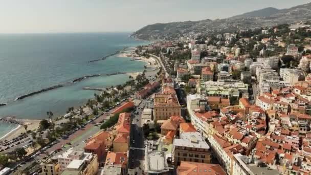 イタリア北部リグーリア州の海岸沿いのイタリアの都市サンレモの空中写真 — ストック動画