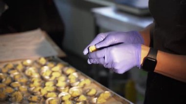 Şekerleme üretimi. Şeker üretimi ve sanayi konsepti.