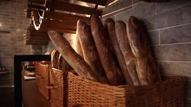 パン屋の棚に新鮮なパン ドイツのパン屋さんでおいしいパンの愛 — ストック動画
