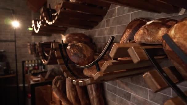 Свіжий Хліб Полицях Пекарні Смачні Хліби Хліба Німецькій Пекарні — стокове відео