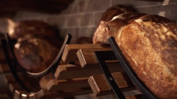 Свіжий Хліб Полицях Пекарні Смачні Хліби Хліба Німецькій Пекарні — стокове відео