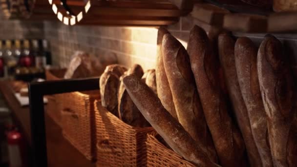 Frisches Brot Den Regalen Der Bäckerei Leckere Brotlaibe Einer Deutschen — Stockvideo