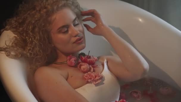 Attraktive Sexy Frau Mit Lockigem Haar Liegt Einer Badewanne Voller — Stockvideo