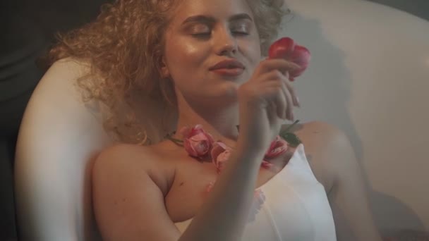 Atrakcyjna Seksowna Kobieta Kręconymi Włosami Leży Wannie Pełnej Pianki Kwiatów — Wideo stockowe