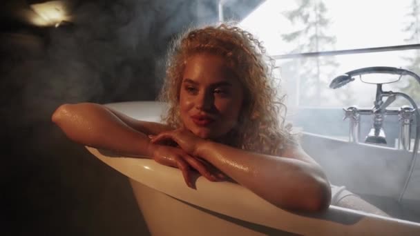 Belle Femme Sexy Aux Cheveux Bouclés Trouve Dans Une Baignoire — Video