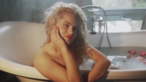 Ελκυστική Σέξι Γυναίκα Σγουρά Μαλλιά Βρίσκεται Μια Μπανιέρα Γεμάτη Αφρό — Αρχείο Βίντεο