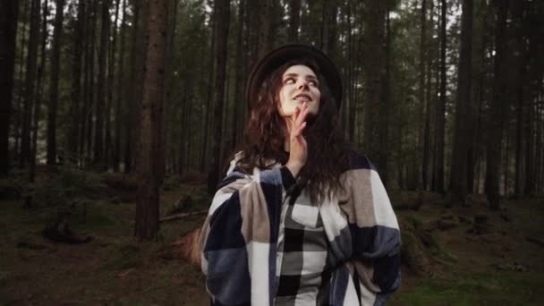 Attraktive Frau Eine Warme Decke Gehüllt Und Hut Posiert Einem — Stockvideo