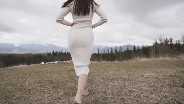 Ung Attraktiv Kvinna Toppen Bergskulle Europa Våren Njut Avkoppling Naturen — Stockvideo