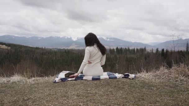 Молодая Привлекательная Женщина Вершине Горного Холма Европе Весной Отдохните Природе — стоковое видео