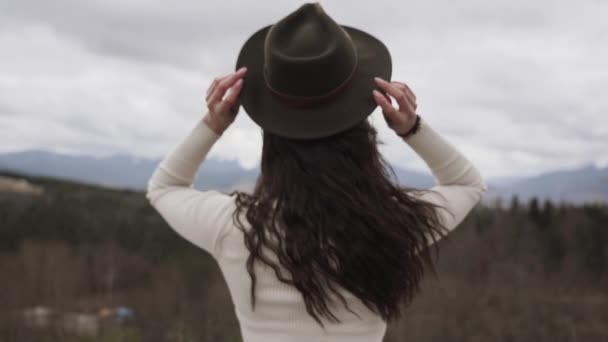 Lkbaharda Avrupa Bir Dağın Zirvesinde Genç Çekici Bir Kadın Doğanın — Stok video