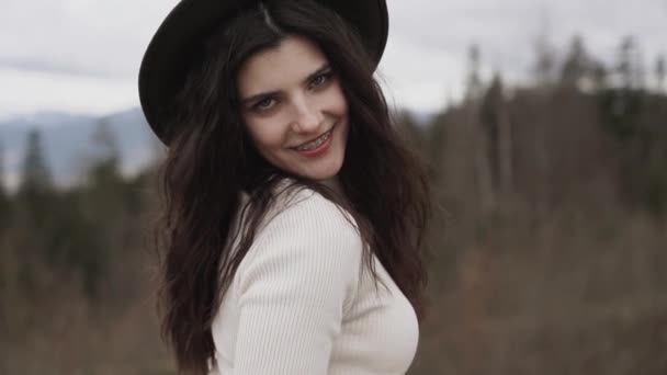 Junge Attraktive Frau Auf Einem Berggipfel Europa Frühling Genießen Sie — Stockvideo
