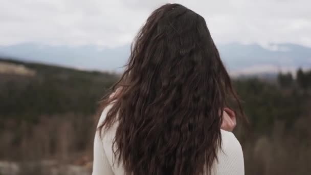 Joven Mujer Atractiva Cima Una Colina Montaña Europa Primavera Disfrute — Vídeo de stock