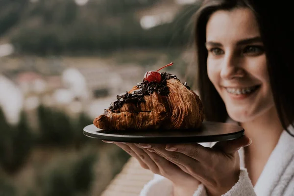Una Mujer Albornoz Blanco Come Croissant Bebe Café Hotel Las — Foto de Stock