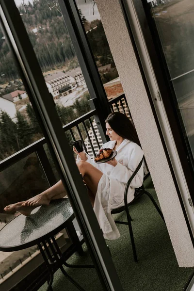 Kobieta Białym Szlafroku Rogalika Pije Kawę Hotelu Górach Koncepcja Wypoczynku — Zdjęcie stockowe