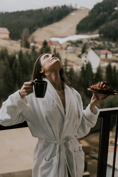 Žena Bílém Županu Croissant Pije Kávu Hotelu Horách Resort Dovolená — Stock fotografie