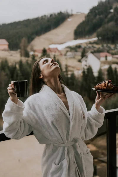 Kvinna Vit Badrock Äter Croissant Och Dricker Kaffe Ett Hotell — Stockfoto