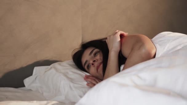 Молодая Женщина Спит Постели Просыпаясь Утром Хорошая Концепция Здорового Сна — стоковое видео