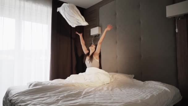Mujer Joven Durmiendo Cama Despertando Por Mañana Buen Concepto Sueño — Vídeo de stock