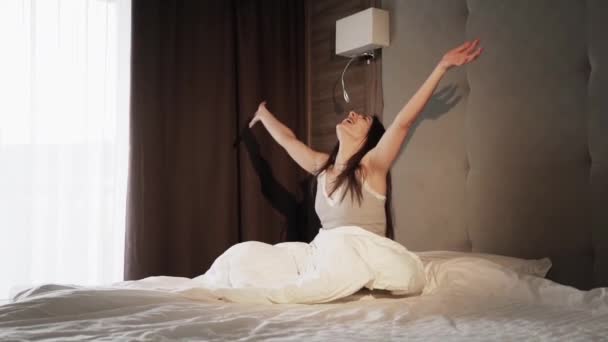 Genç Bir Kadın Yatakta Uyuyor Sabah Uyanıyor Sağlıklı Bir Uyku — Stok video