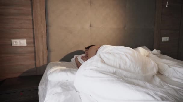 Młoda Kobieta Śpi Łóżku Budzi Się Rano Dobra Koncepcja Zdrowego — Wideo stockowe