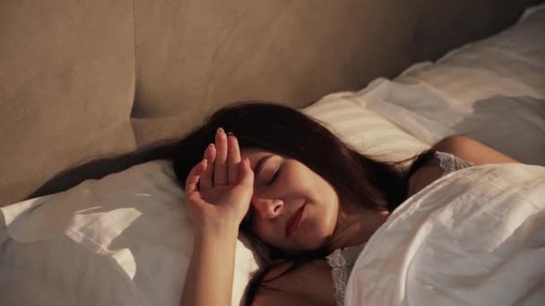 Mladá Žena Spí Posteli Ráno Budí Dobrý Zdravý Spánek Koncept — Stock video