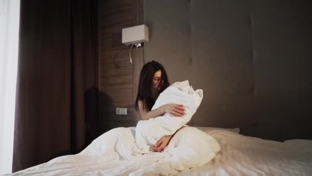 Mujer Joven Durmiendo Cama Despertando Por Mañana Buen Concepto Sueño — Vídeo de stock