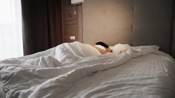 Młoda Kobieta Śpi Łóżku Budzi Się Rano Dobra Koncepcja Zdrowego — Wideo stockowe