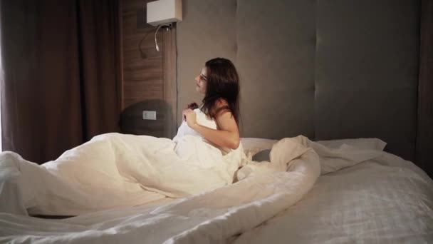 Junge Frau Schläft Bett Wacht Morgens Auf Gutes Gesundes Schlafkonzept — Stockvideo