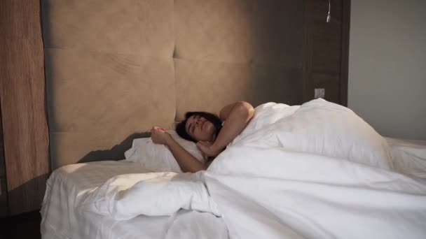 年轻女性睡在床上 早上醒来 良好的健康睡眠观念 — 图库视频影像