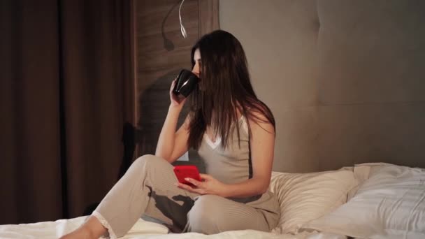 Feliz Mujer Sonriente Usando Teléfono Inteligente Café Caliente Por Mañana — Vídeos de Stock