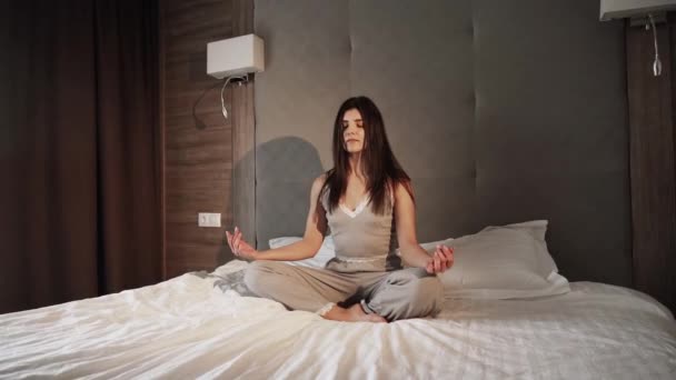 Mujer Joven Positiva Pijama Medita Sentado Pose Loto Cama Grande — Vídeo de stock