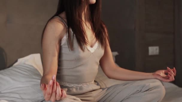 Позитивна Молода Жінка Піжамі Медитує Сидячи Позі Лотоса Великому Ліжку — стокове відео