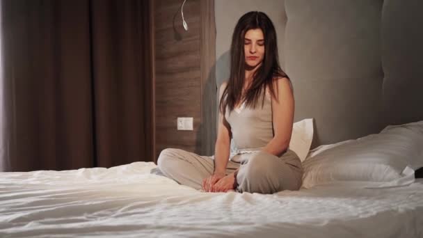 Pozitivní Mladá Žena Pyžamu Medituje Sedí Lotosu Póza Velké Posteli — Stock video