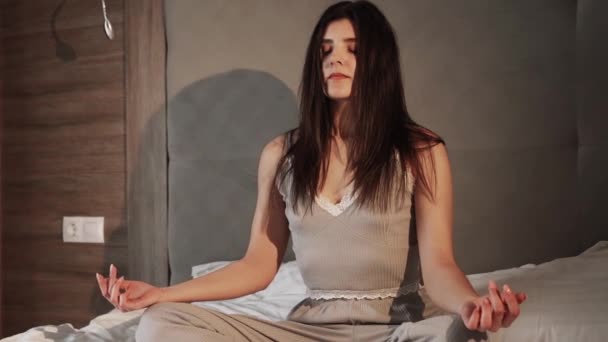 Mujer Joven Positiva Pijama Medita Sentado Pose Loto Cama Grande — Vídeos de Stock
